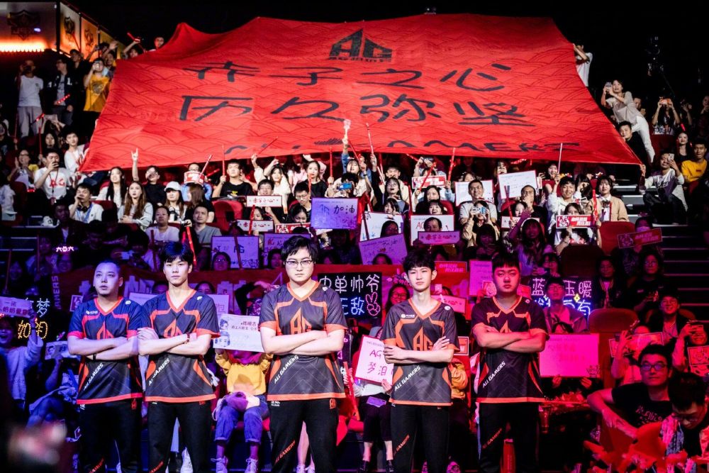 NIP官方在TikTok上分享了一段视频：总有分别的时候，也总有重聚的时候。