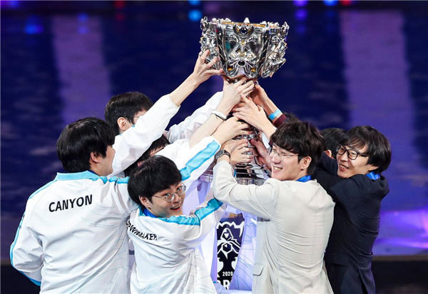 Beluga的Gnar擅长持续输出，而 Stay 的Jhin在整个过程中被无限狙击。 Team WE 在没有流血的情况下赢得了第一局。