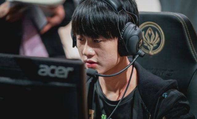 CSGO比赛：被Mouz摁在替补席的w0xic正在准备转会